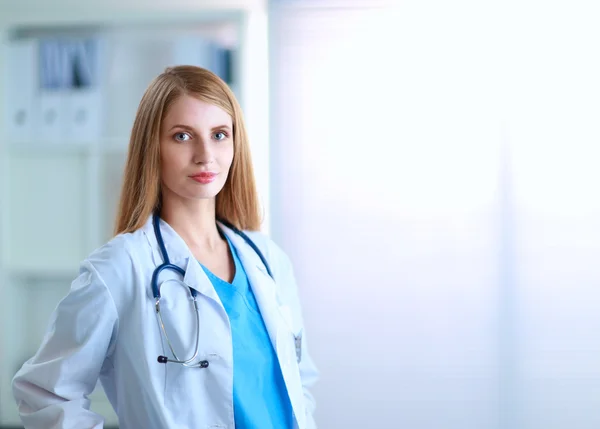 La doctora está parada en la ventana cercana. —  Fotos de Stock