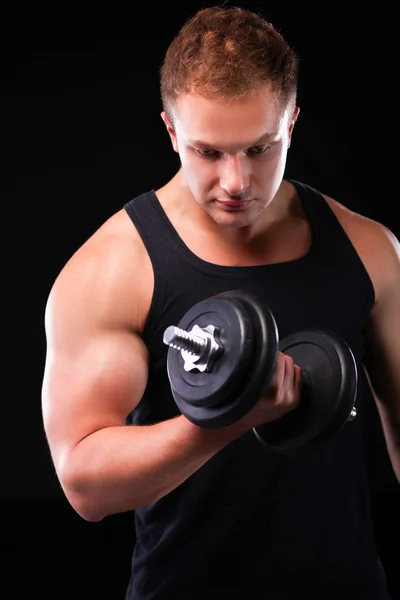 Yakışıklı kaslı adam dumbell ile çalışma dışarı — Stok fotoğraf