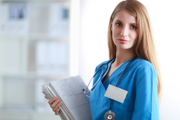 Retrato de médico mulher com pasta no corredor do hospital — Fotografia de Stock