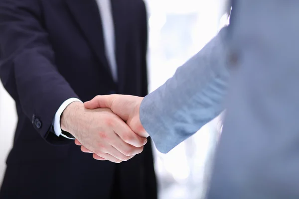 握手、白い背景で隔離のビジネスマン — ストック写真
