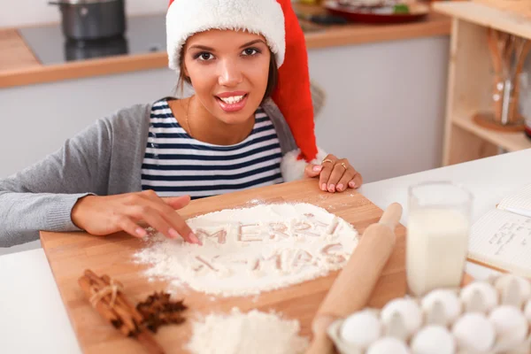 キッチンでクリスマスクッキーを作る女性 — ストック写真