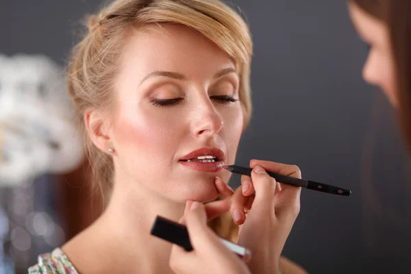 Artysta robi profesjonalny makijaż kobiety — Zdjęcie stockowe