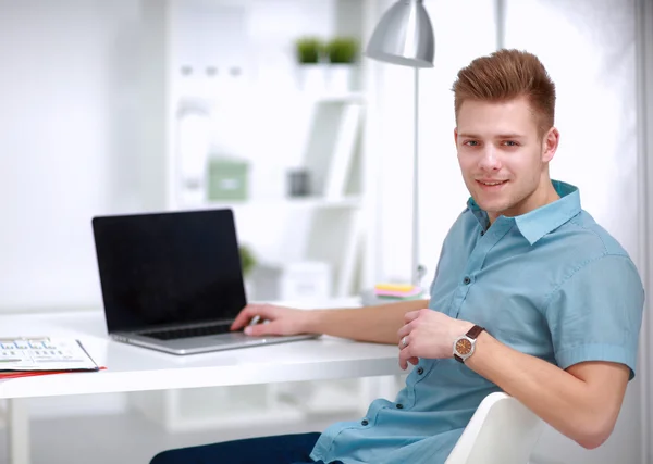 Ung affärsman arbetar på kontor, sitter nära skrivbord — Stockfoto