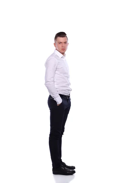 Портрет впевненого чоловіка, що стоїть на білому тлі — стокове фото