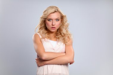 ayakta, gri arka plan üzerinde izole genç kadın