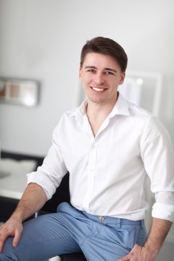 Genç işadamı ofiste masa oturarak çalışma