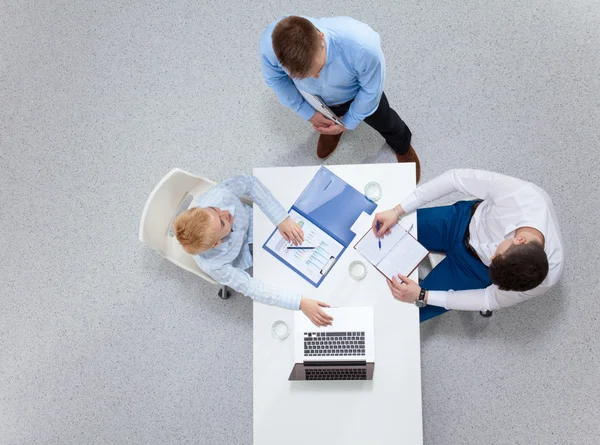 Geschäftsleute sitzen und diskutieren bei Geschäftstreffen, im Büro — Stockfoto