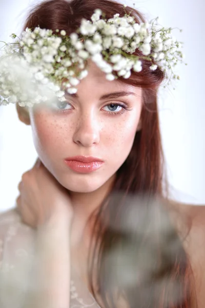 Retrato de uma mulher bonita com flores no cabelo — Fotografia de Stock