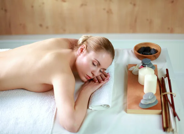 Hermosa joven recibiendo masaje de spa, tumbado en el salón —  Fotos de Stock