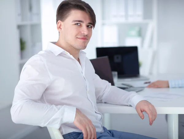 Ung affärsman arbetar på kontor, sitter nära skrivbord — Stockfoto