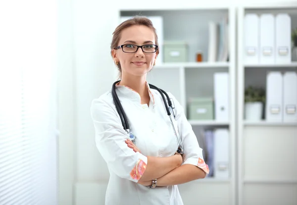 Woman doctor standingat hospital — Stock Photo, Image