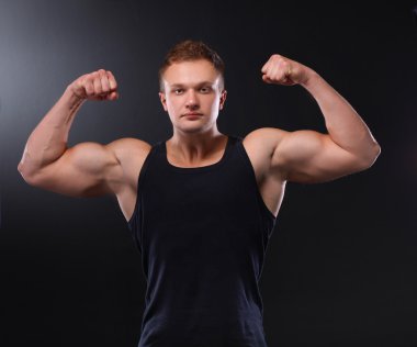 sağlıklı, kaslı, genç adam. siyah arka plan üzerine izole