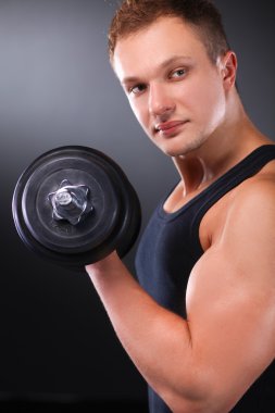 yakışıklı kaslı adam dumbell ile çalışma dışarı