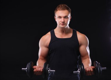 yakışıklı kaslı adam dumbell ile çalışma dışarı