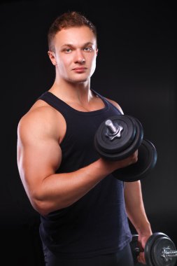 yakışıklı kaslı adam dumbell ile çalışma dışarı