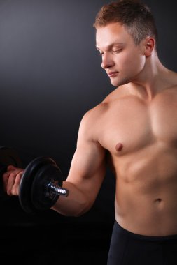 yakışıklı kaslı adam dumbell ile çalışma dışarı