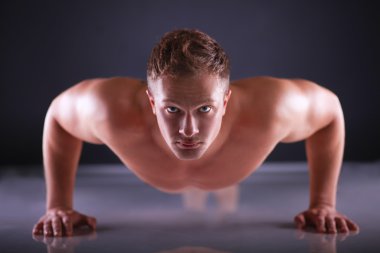 Gönderme yapan fitness erkek ups katta