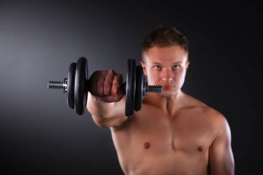 yakışıklı kaslı adam dumbell ile çalışma dışarı