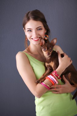 Gri arka plan üzerinde bir köpek ile kız