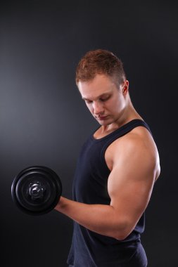 yakışıklı kaslı adam dumbell ile çalışma dışarı