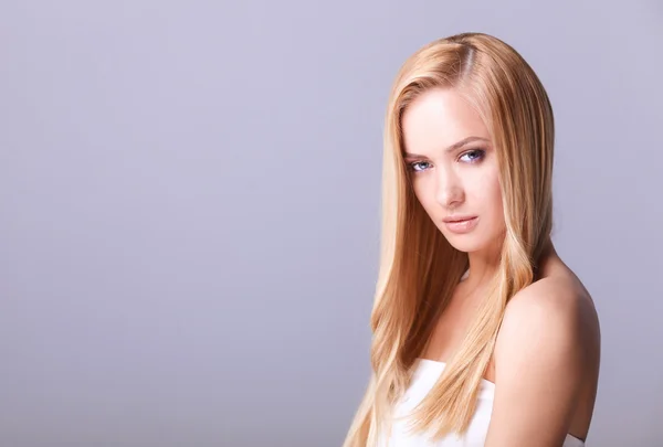 Retrato de mujer hermosa, aislado sobre fondo gris — Foto de Stock