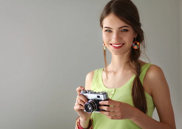 Retrato de una joven fotógrafa hermosa sobre la mesa — Foto de Stock