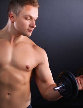 yakışıklı kaslı adam dumbell ile çalışma dışarı