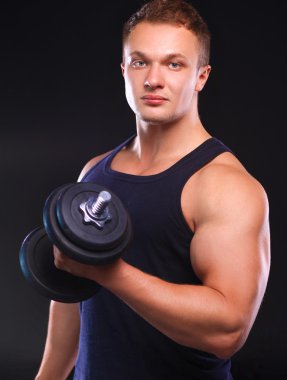 yakışıklı kaslı adam dumbell ile çalışma dışarı