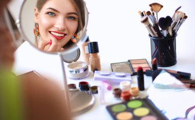 Genç güzel kadın ayna, Masa başında oturan yakınındaki makyaj yapma