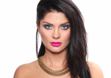 Gri arka plan üzerinde güzel kadın portresi