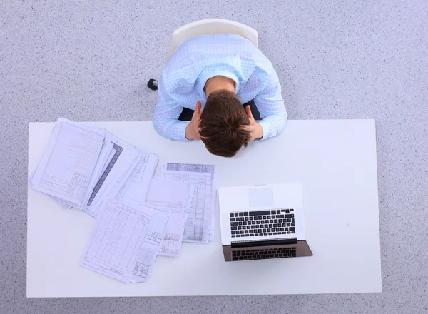 Jonge man aan het werk op laptop, zitten de balie in kantoor — Stockfoto