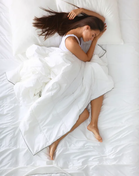 Junge schöne Frau liegt im Bett — Stockfoto