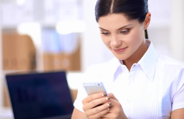 Geschäftsfrau sendet Nachricht mit Smartphone im Büro — Stockfoto