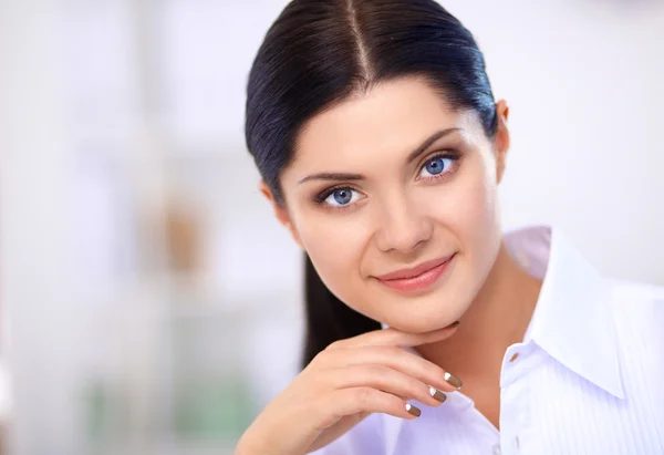 Jolie femme d'affaires assise sur le bureau dans le bureau — Photo