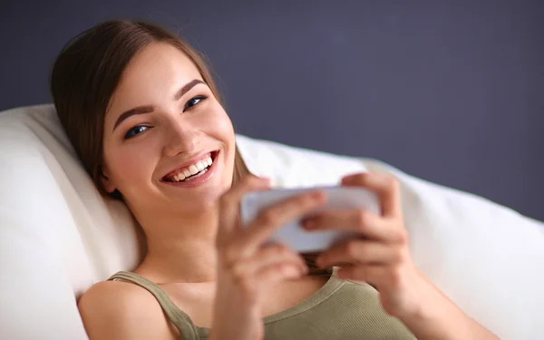 Jolie femme dans son salon couché sur le canapé envoyer désordre — Photo