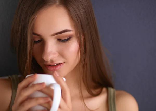 Mooie vrouw zittend op de vloer en drinken — Stockfoto