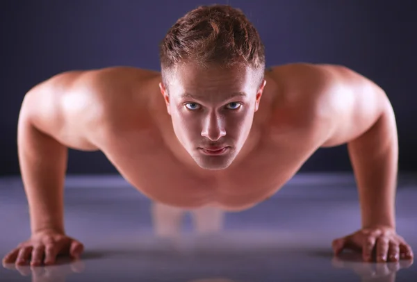 Fitness man doing push ups on floor — Stock Photo, Image