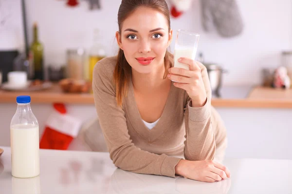 Mujer atractiva sonriente desayunando en el interior de la cocina —  Fotos de Stock