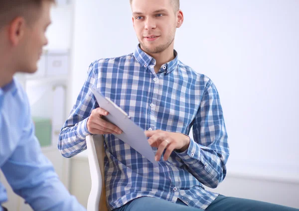 Geschäftsleute sprechen über Treffen im Büro — Stockfoto