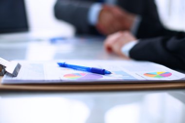 Ofisteki masada oturan iş adamları