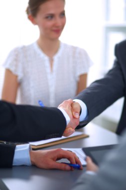 İş adamları el sıkışıyor, toplantıyı bitiriyor.