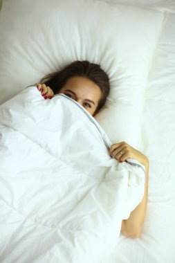 Onun yatak odası happilly Kapaklar altından bakmak oldukça genç bir kadın