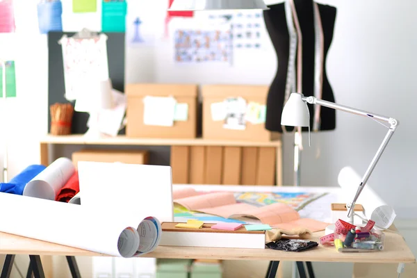 Local de trabalho de designer com manequins de costura, no escritório — Fotografia de Stock