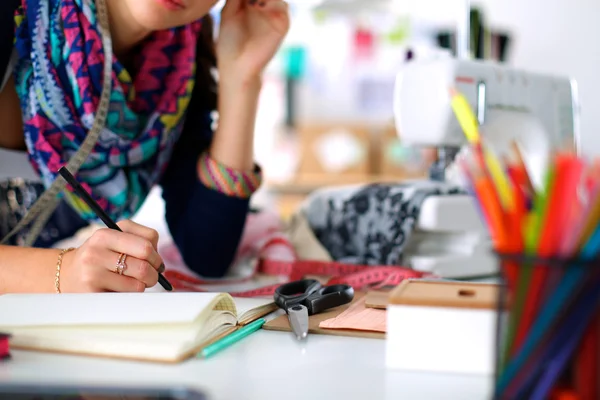 Dressmaker progettazione di modelli di vestiti su carta — Foto Stock