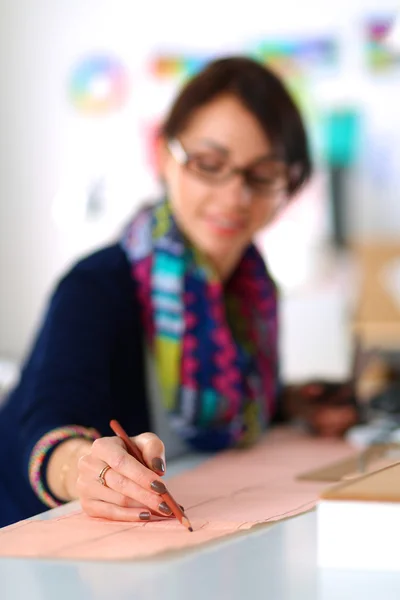 Kleermaker ontwerpen van kleding patroon op papier — Stockfoto