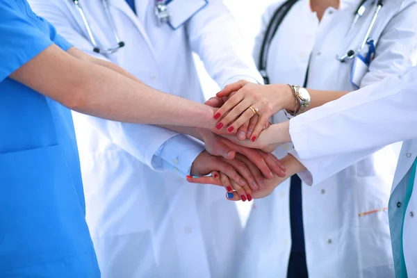 Doktorlar ve hemşireler tıbbi bir ekipte el ele tutuşuyorlar. — Stok fotoğraf