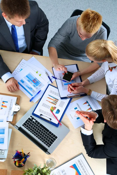 Gente de negocios sentada y discutiendo en la reunión de negocios, en la oficina — Foto de Stock