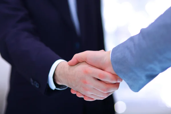 Empresários apertando as mãos, terminando uma reunião — Fotografia de Stock