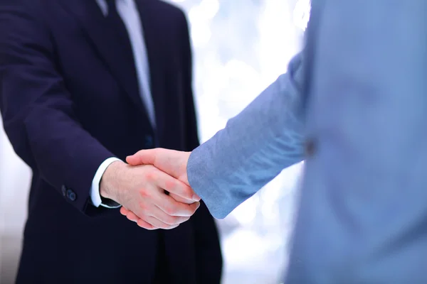 Biznesmeni podają sobie ręce, kończą spotkanie. — Zdjęcie stockowe
