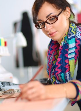 Giysi tasarımcısı kağıt üzerinde kıyafet deseni tasarlıyor